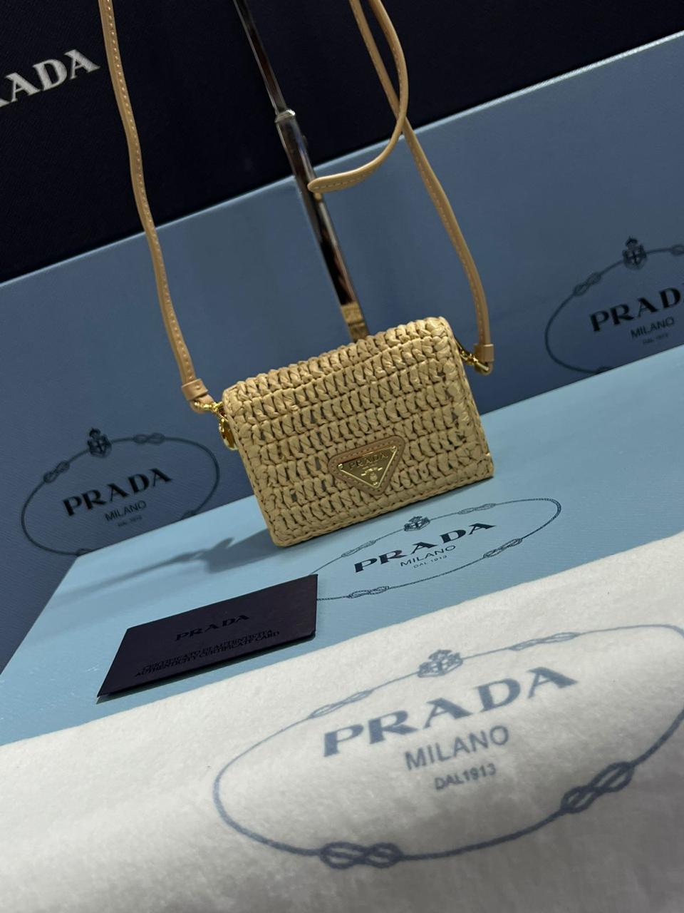 Prada tarjetero de rafia