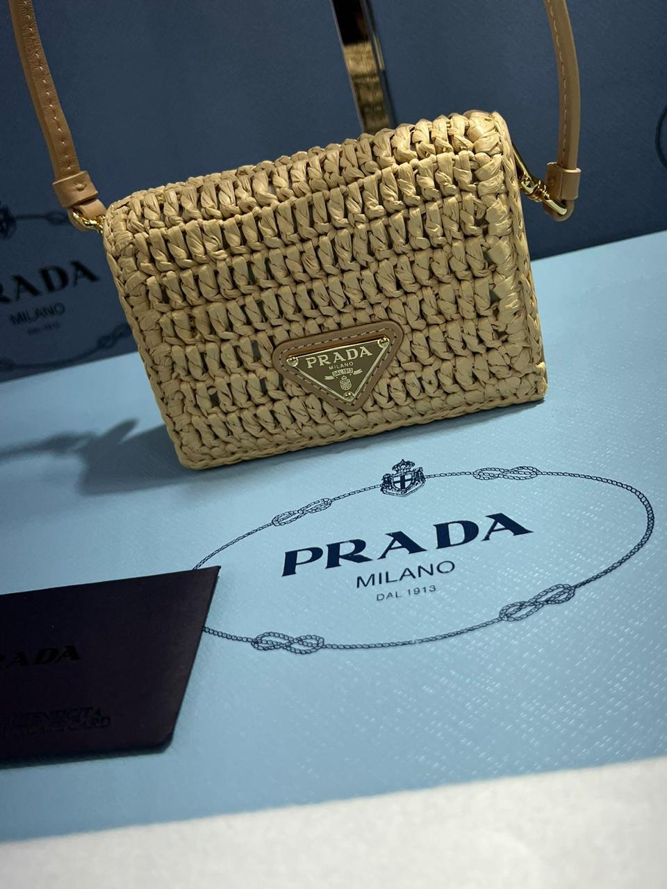 Prada tarjetero de rafia