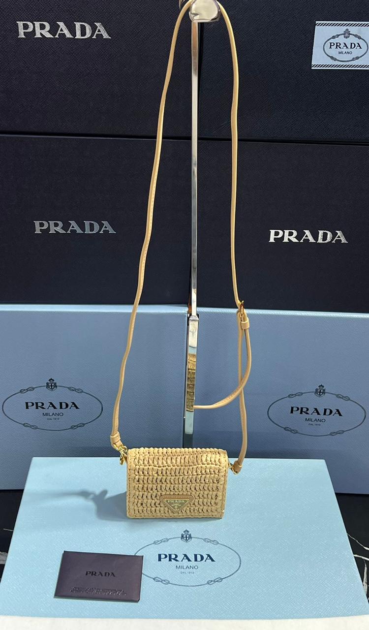 Prada tarjetero de rafia