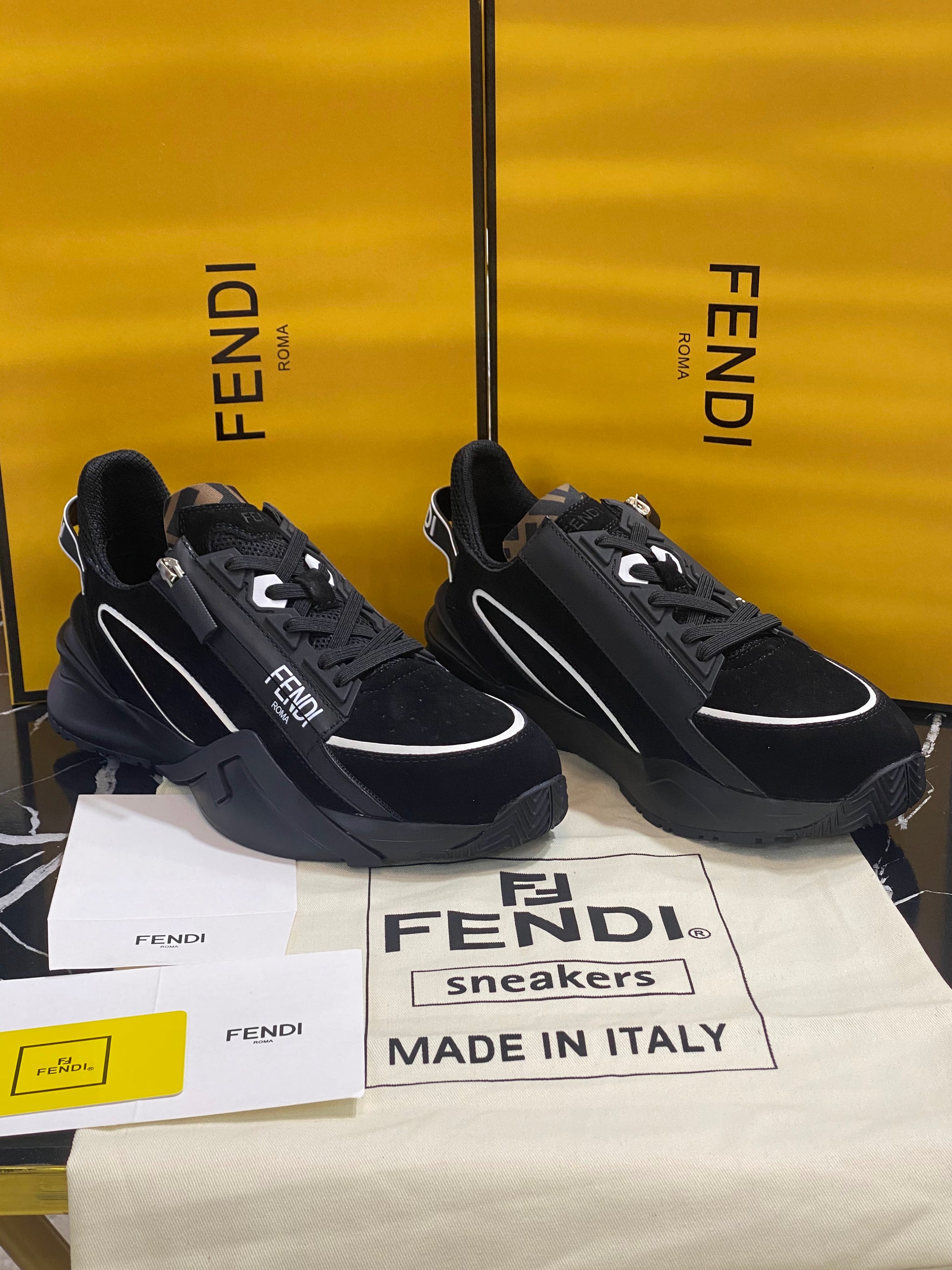 Fendi Tenis color negros Caballero