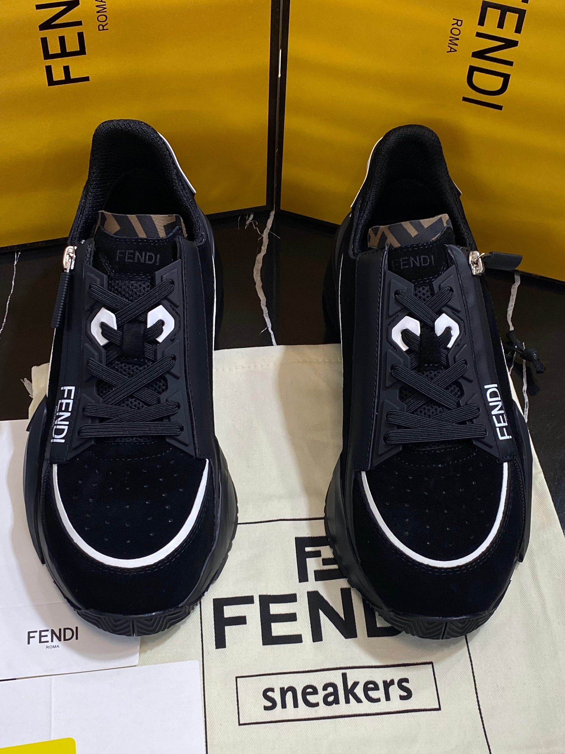 Fendi Tenis color negros Caballero