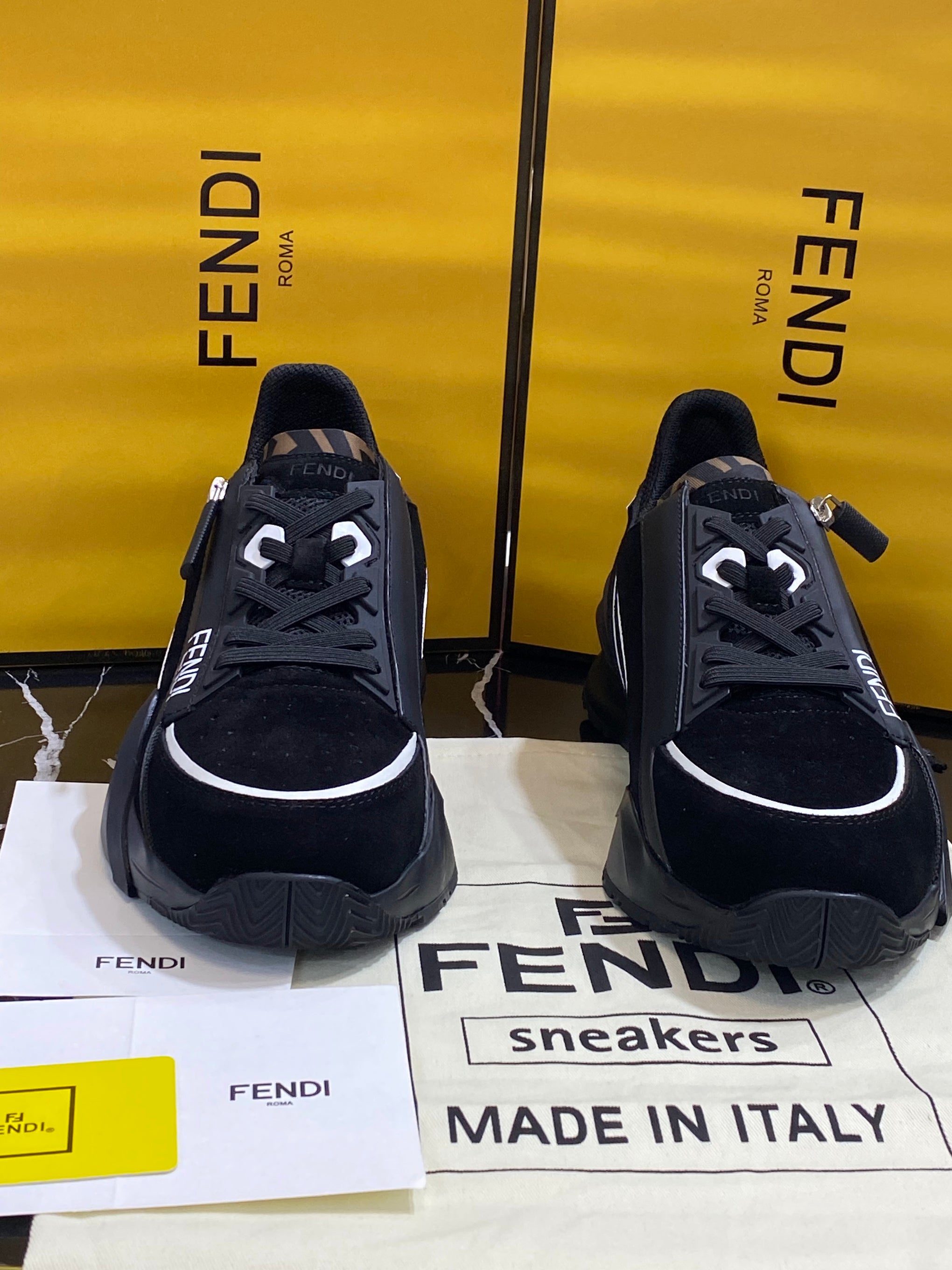 Fendi Tenis color negros Caballero