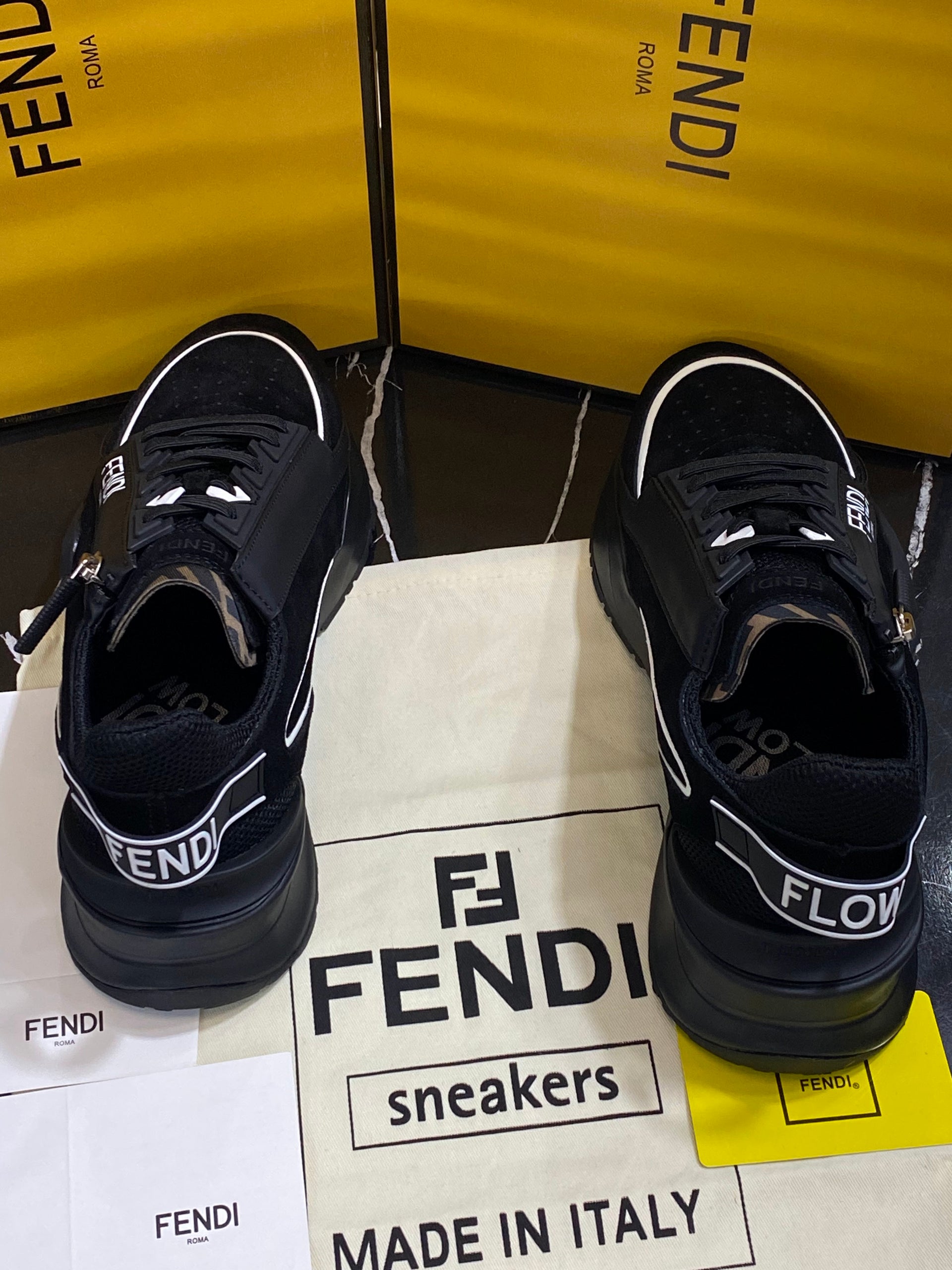 Fendi Tenis color negros Caballero