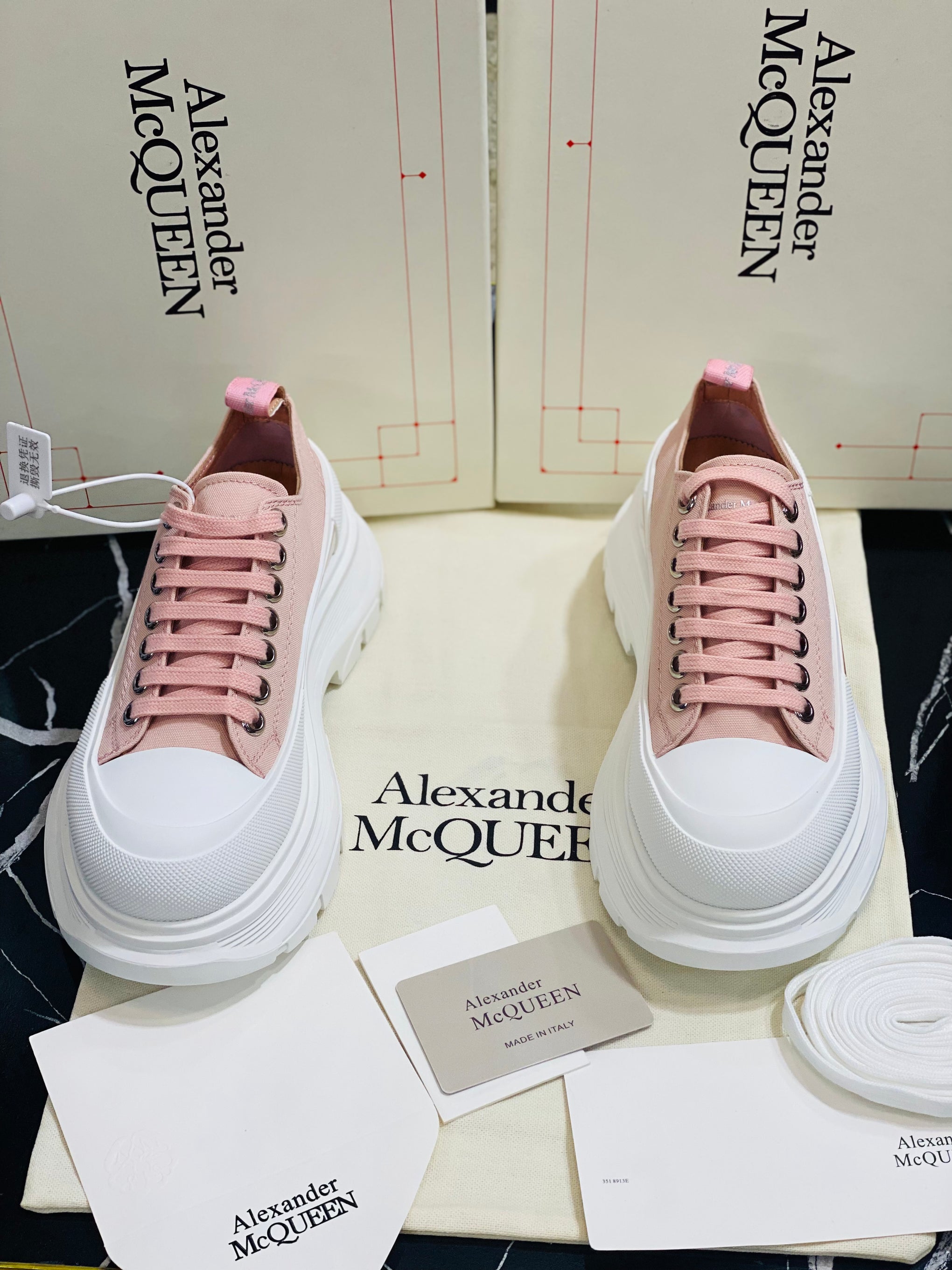 Alexander Macqueen tenis rosas con blaco