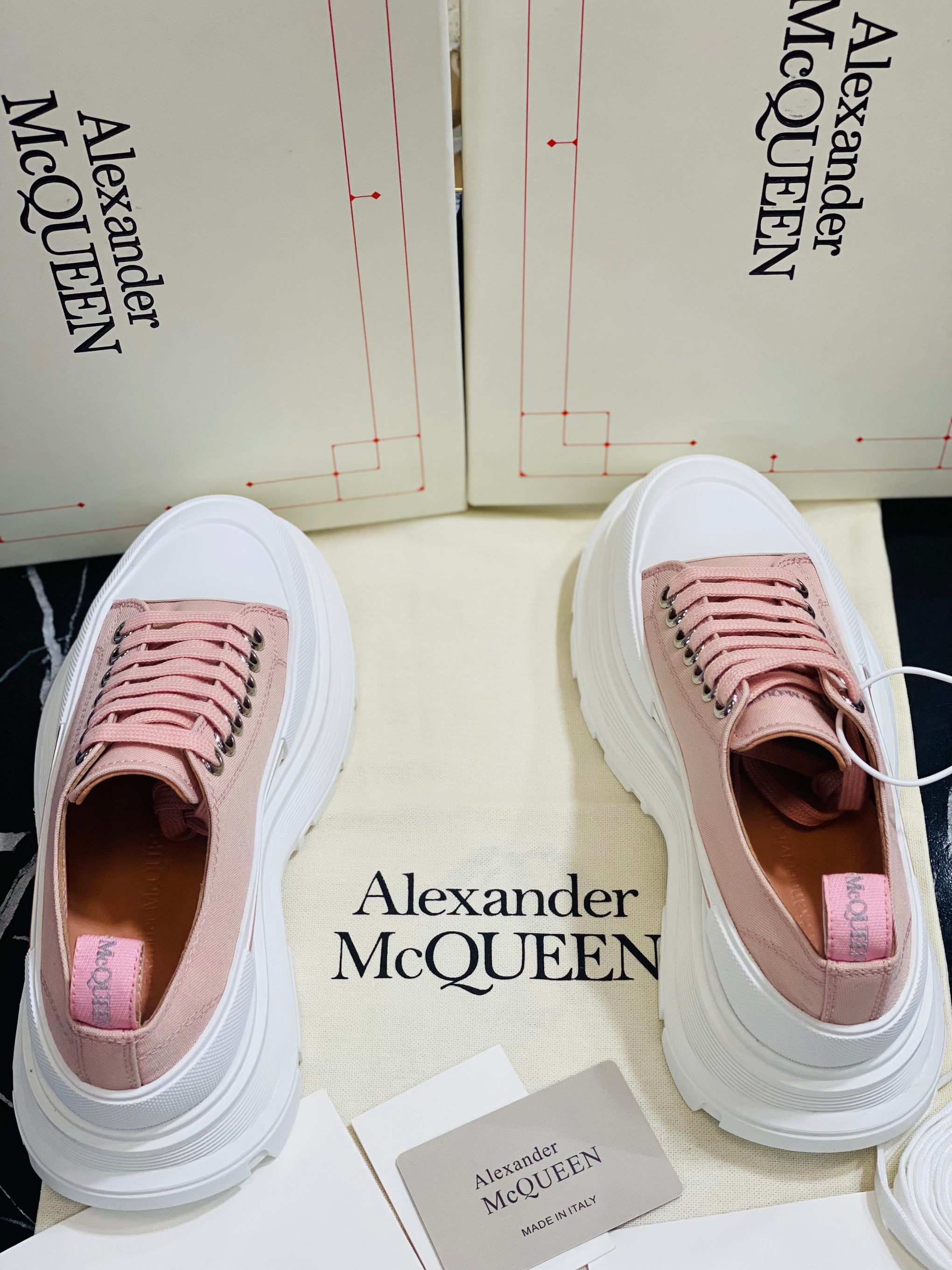 Alexander Macqueen tenis rosas con blaco