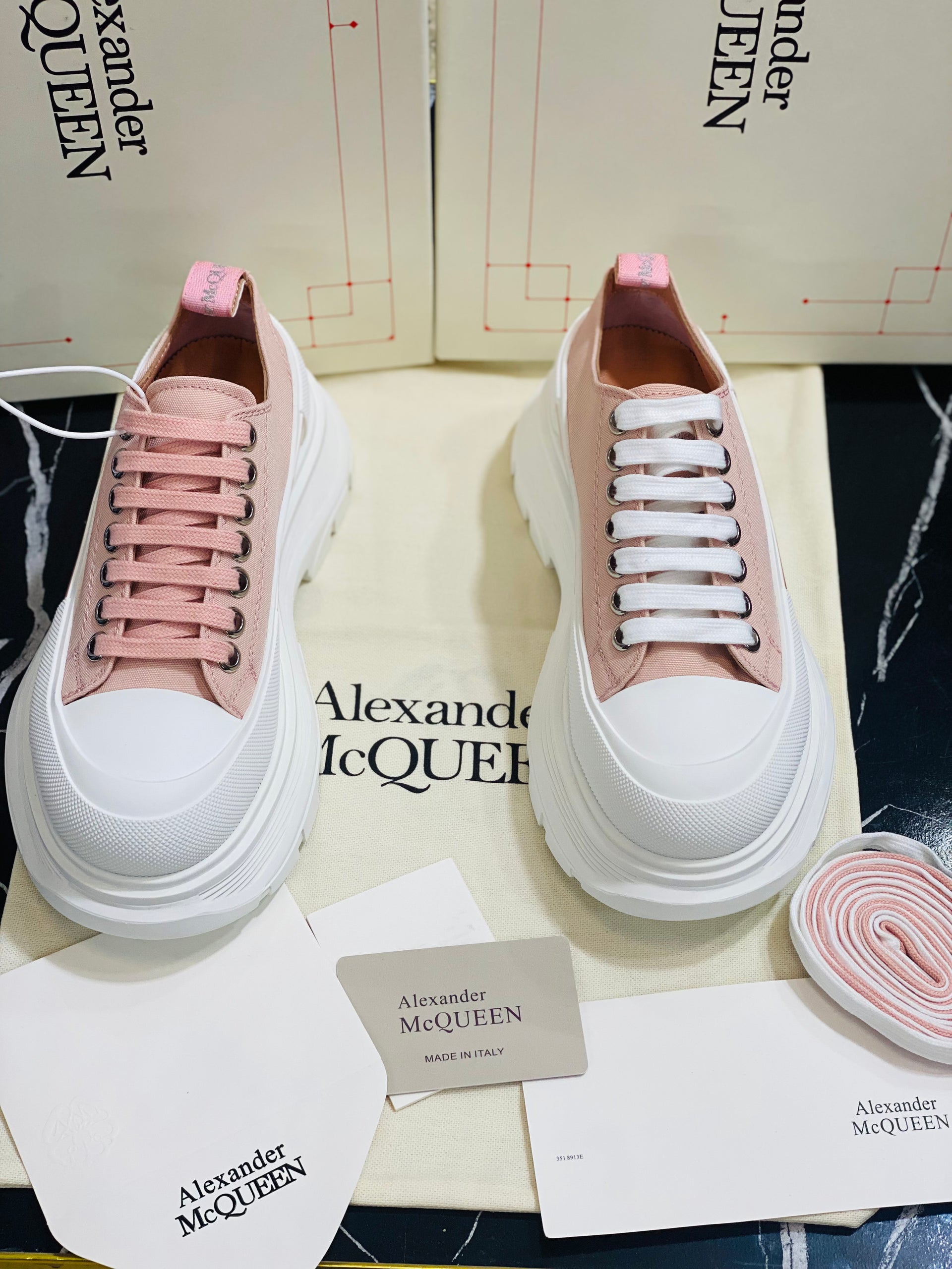 Alexander Macqueen tenis rosas con blaco