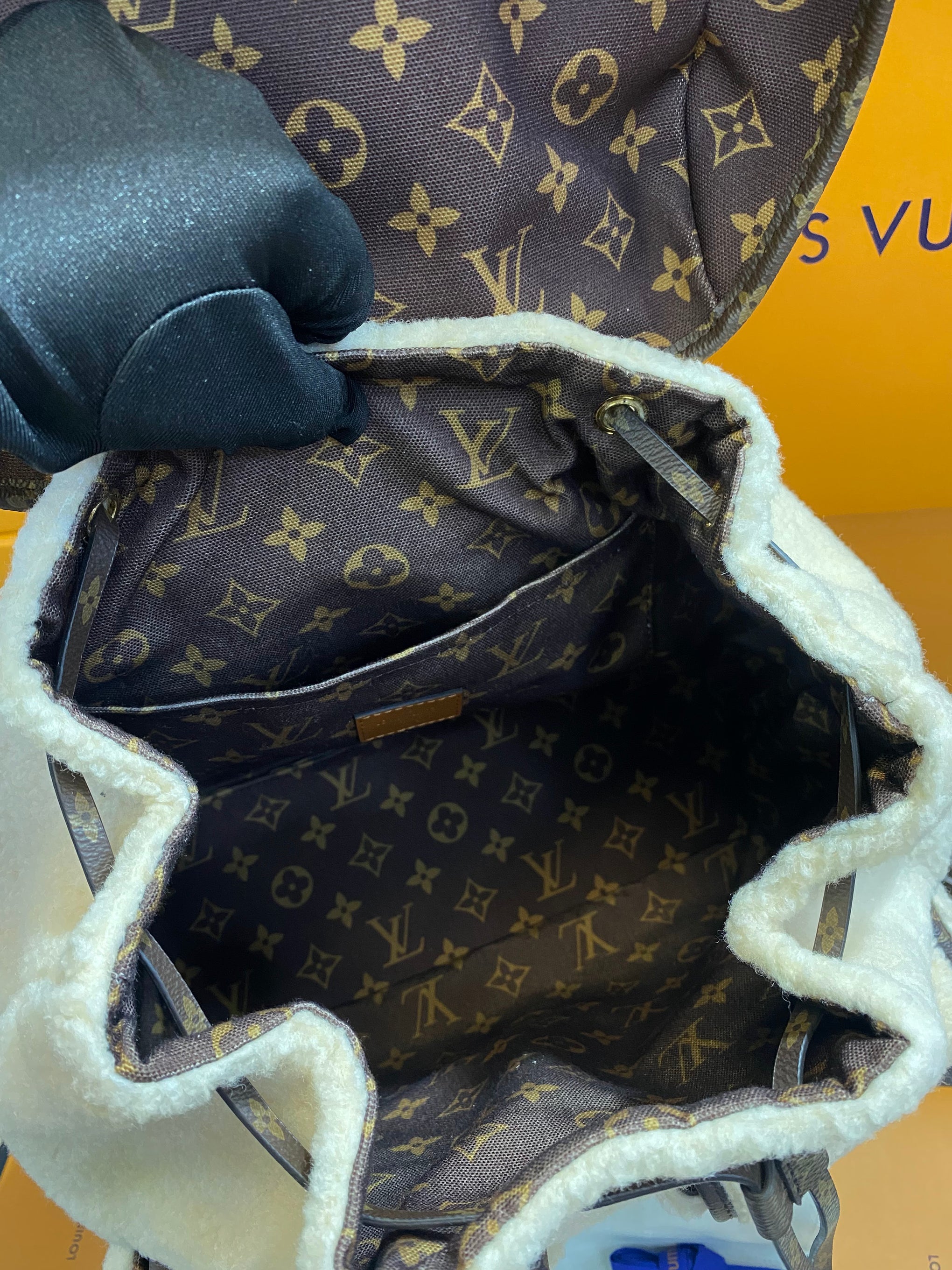 Louis Vuitton Beige Lana con Piel