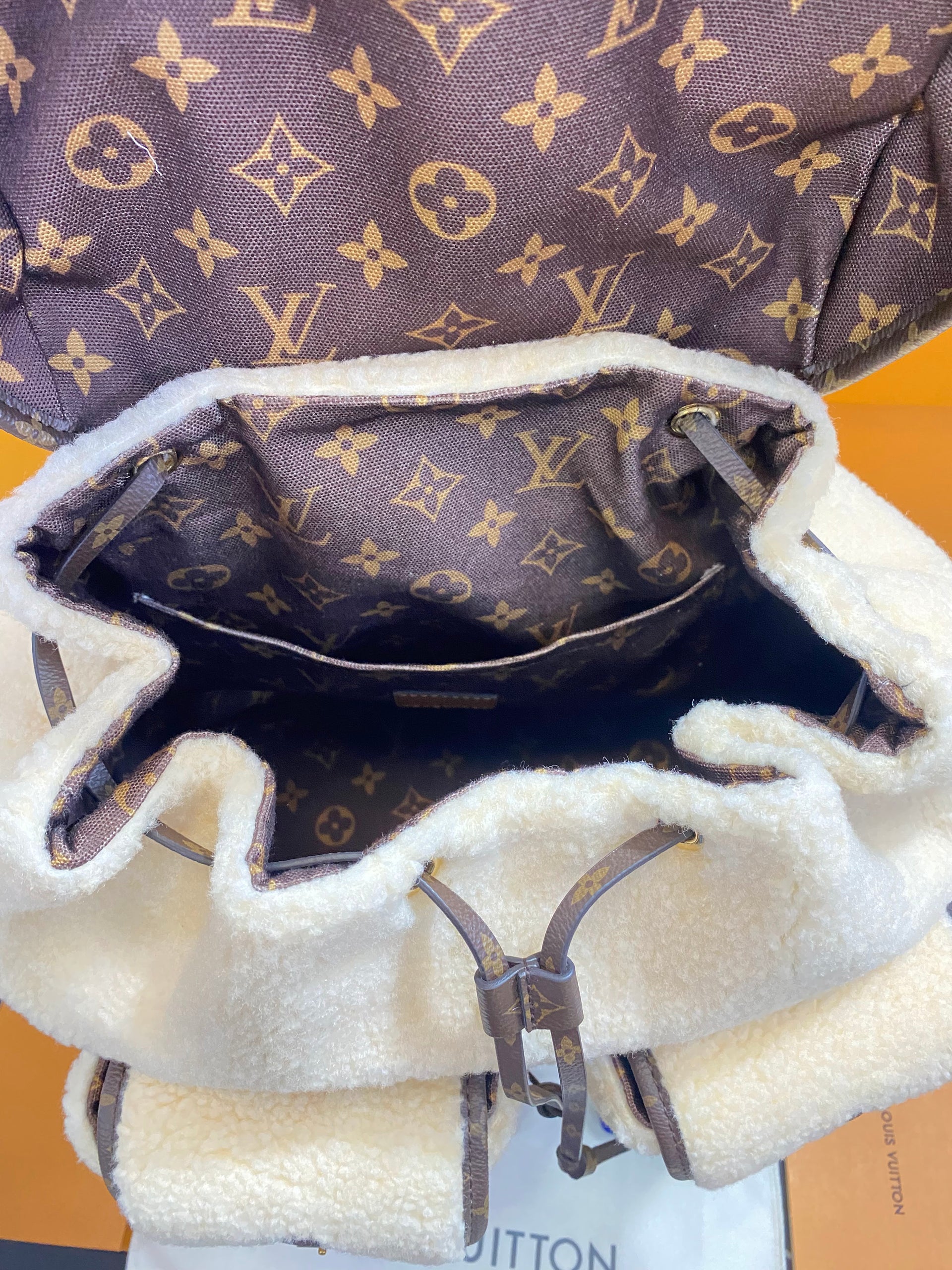 Louis Vuitton Beige Lana con Piel