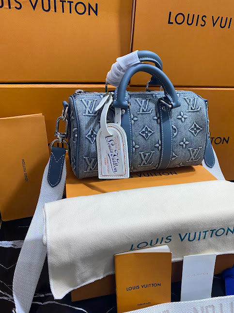 Louis Vuitton Azul Bordada con Piel