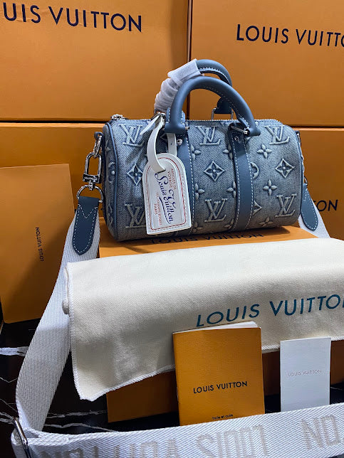 Louis Vuitton Azul Bordada con Piel