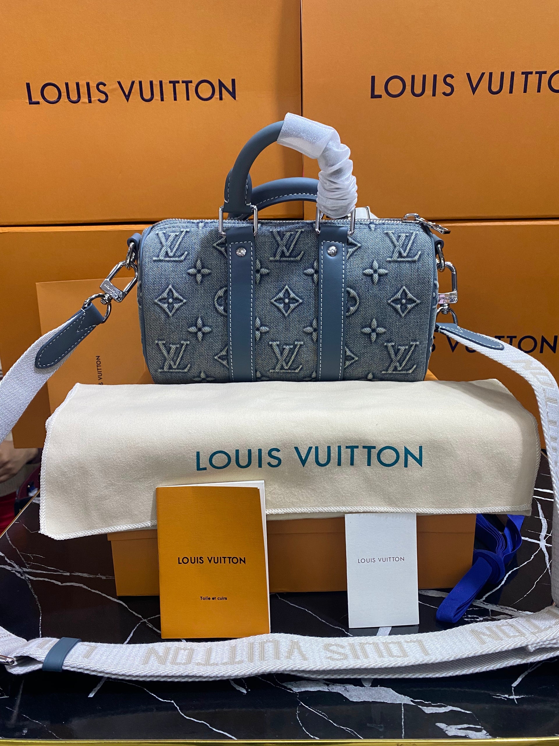 Louis Vuitton Azul Bordada con Piel