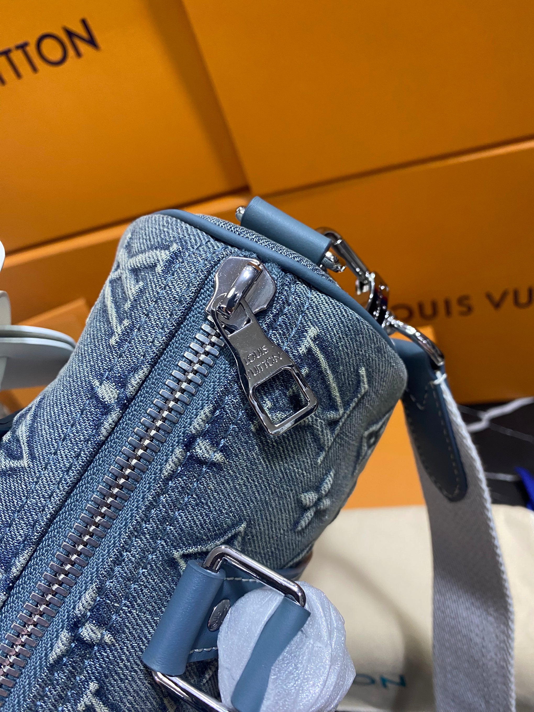 Louis Vuitton Azul Bordada con Piel