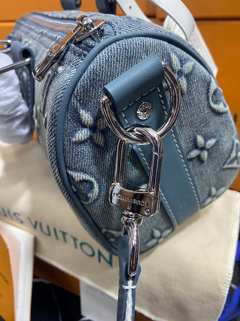 Louis Vuitton Azul Bordada con Piel