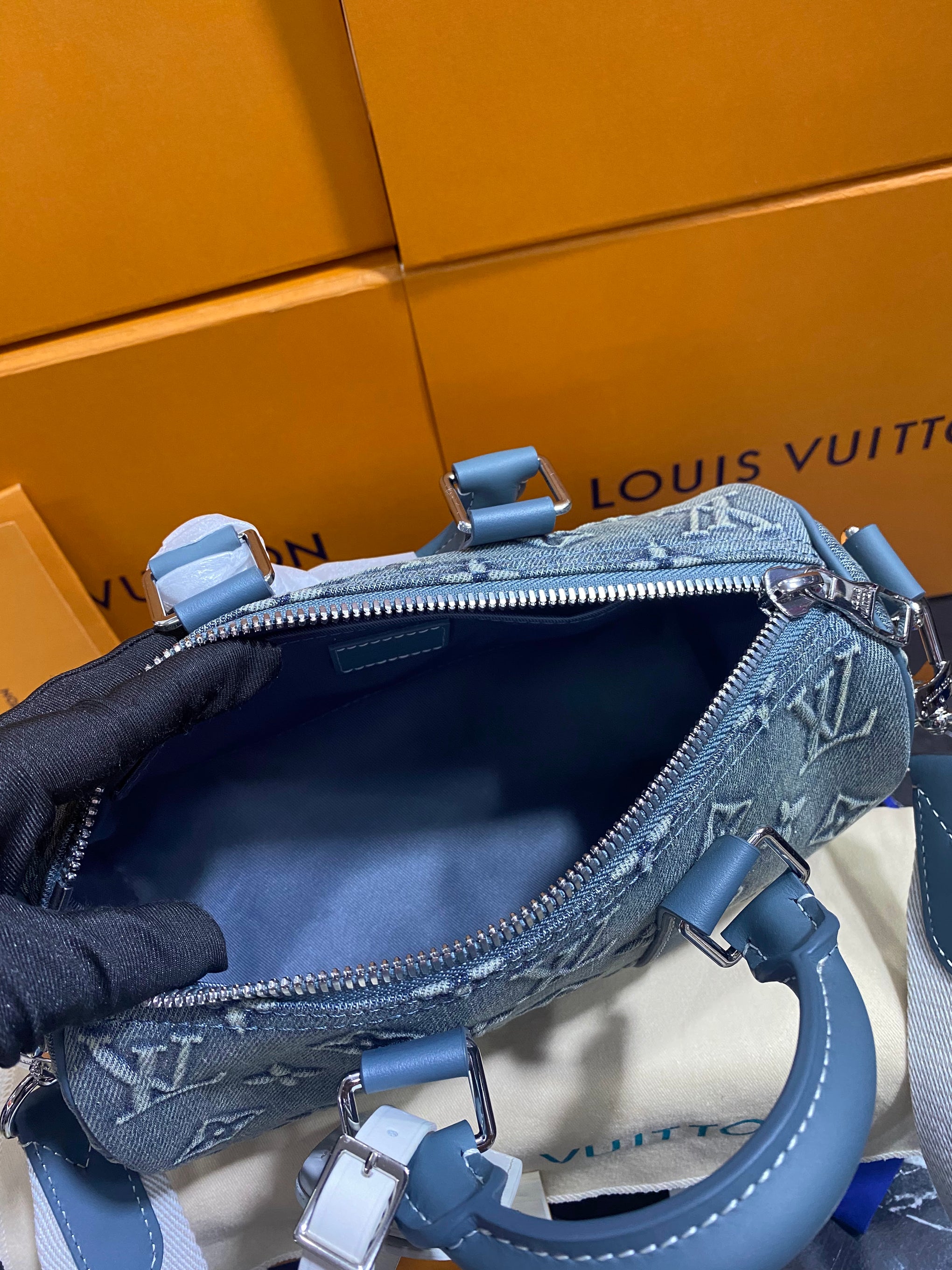 Louis Vuitton Azul Bordada con Piel