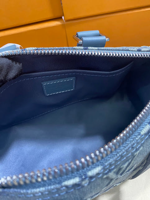 Louis Vuitton Azul Bordada con Piel