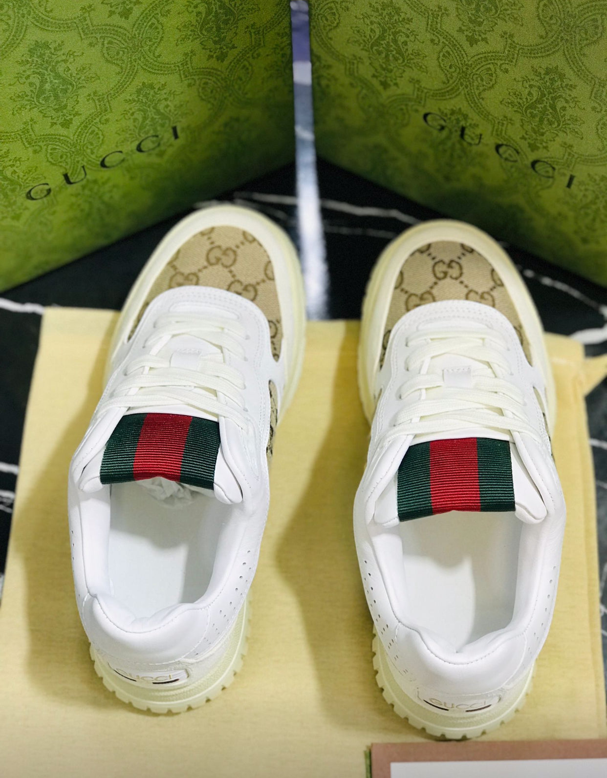 Gucci tenis color blancos Caballero