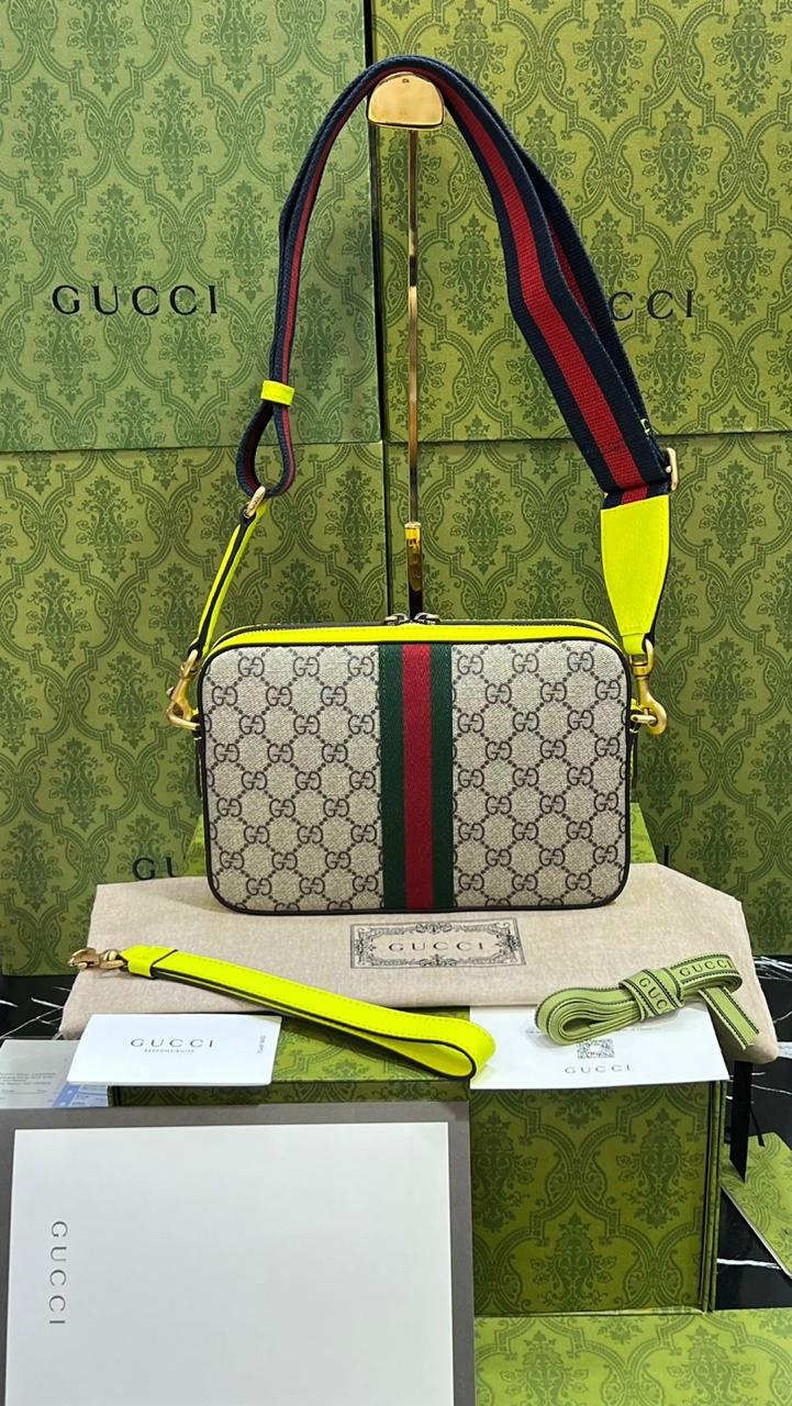 Gucci de piel color cafe con verde