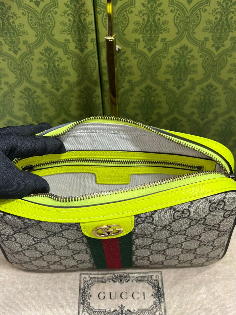 Gucci de piel color cafe con verde