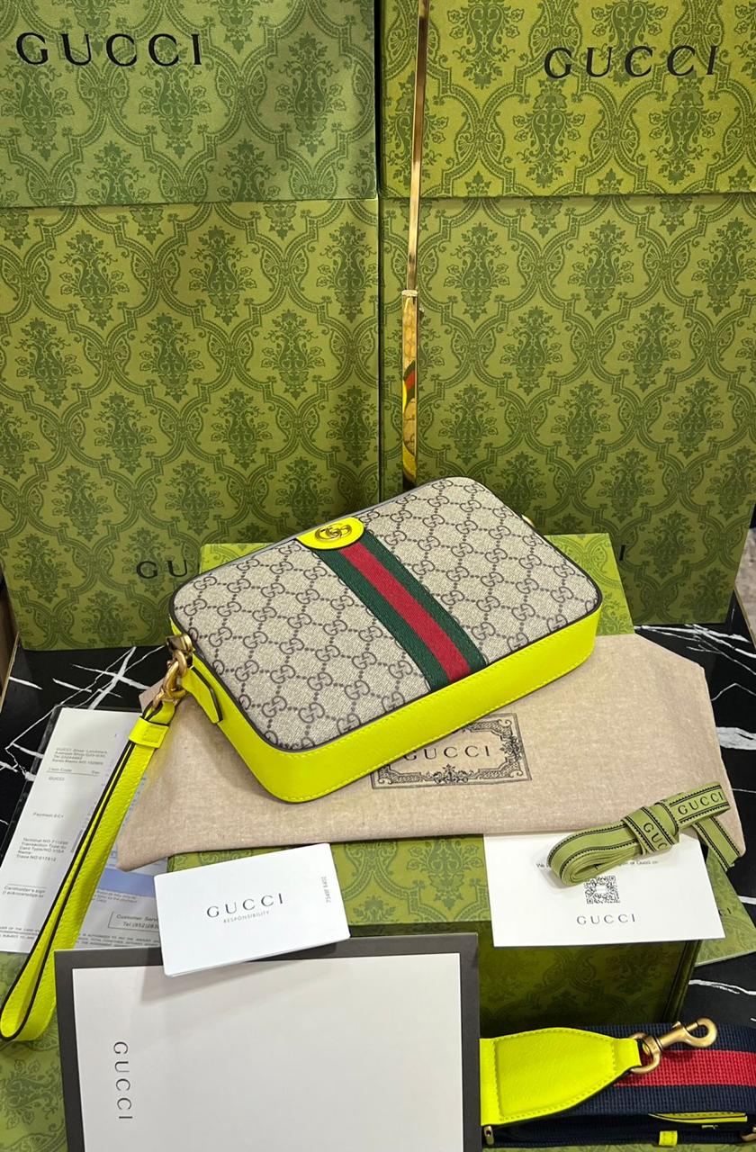 Gucci de piel color cafe con verde