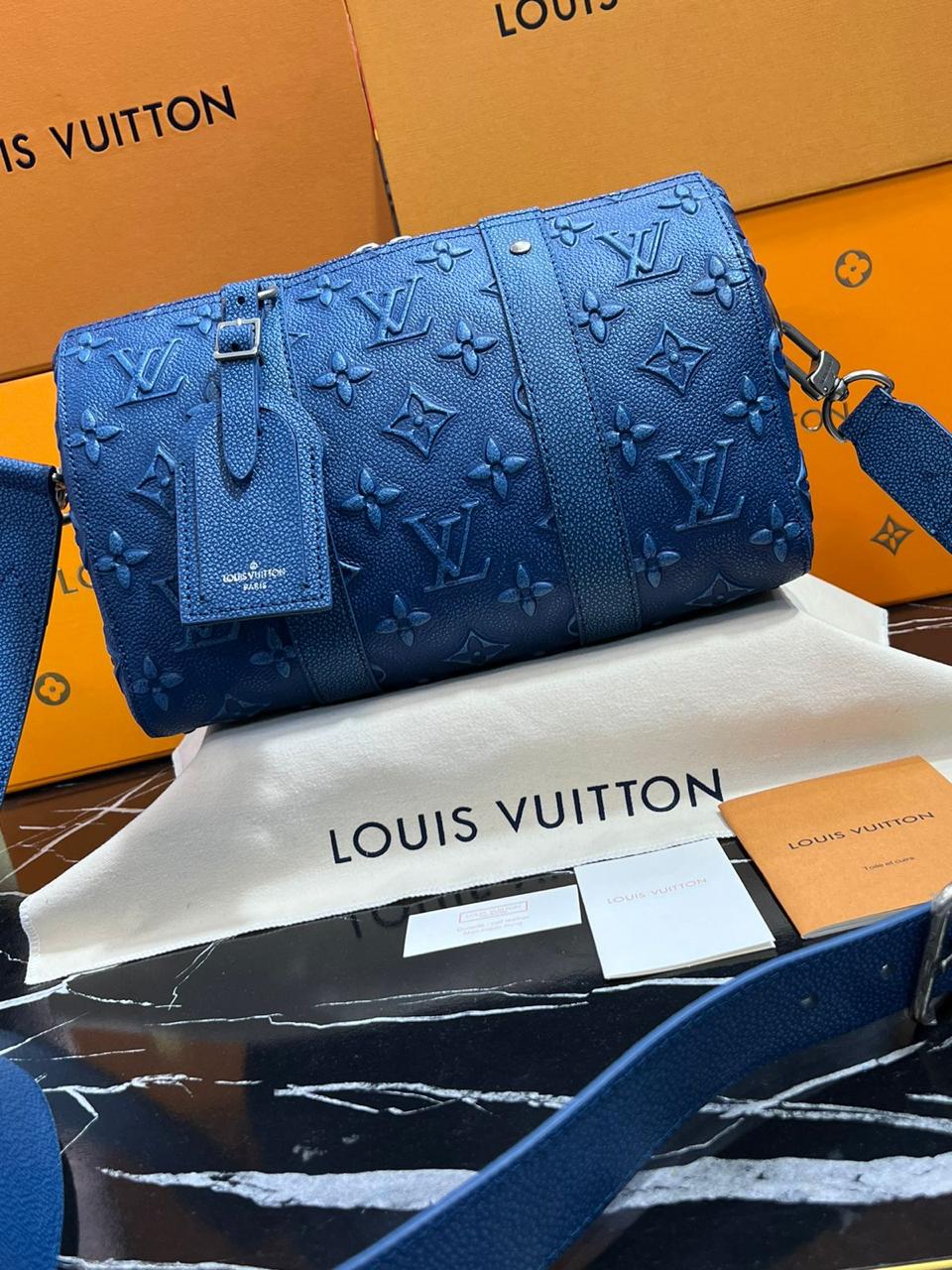 louis vuitton piel color azul marino