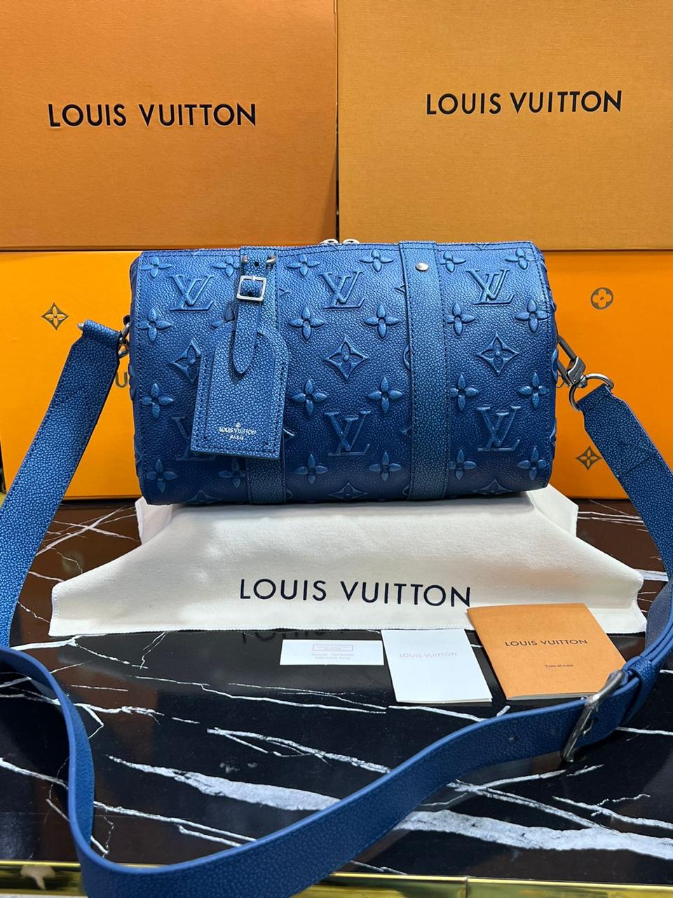 louis vuitton piel color azul marino