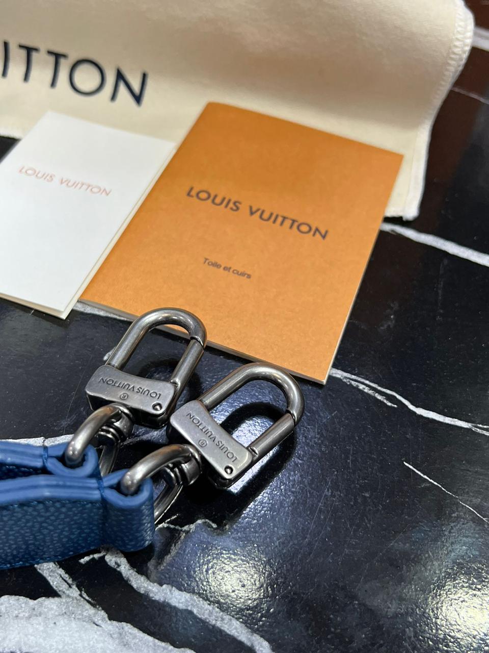 louis vuitton piel color azul marino