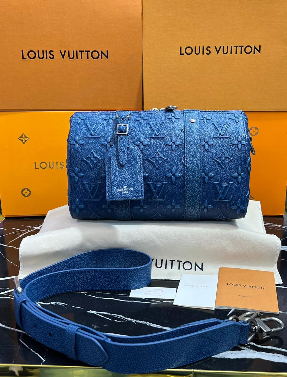 louis vuitton piel color azul marino