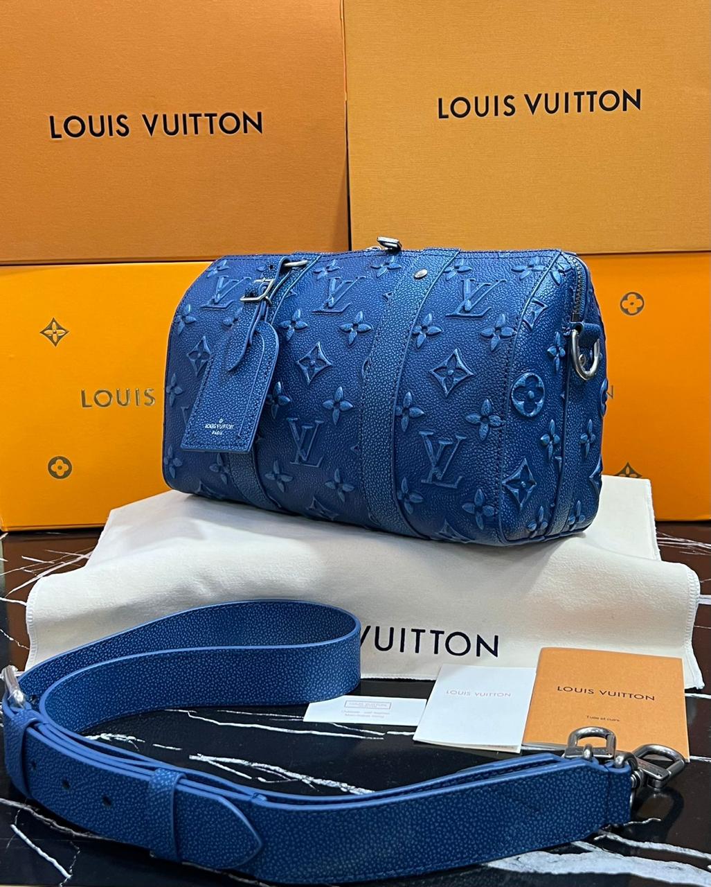 louis vuitton piel color azul marino