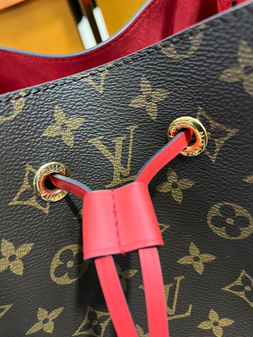 Louis Vuitton piel color negro con rojo