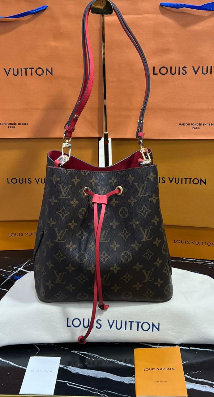 Louis Vuitton piel color negro con rojo