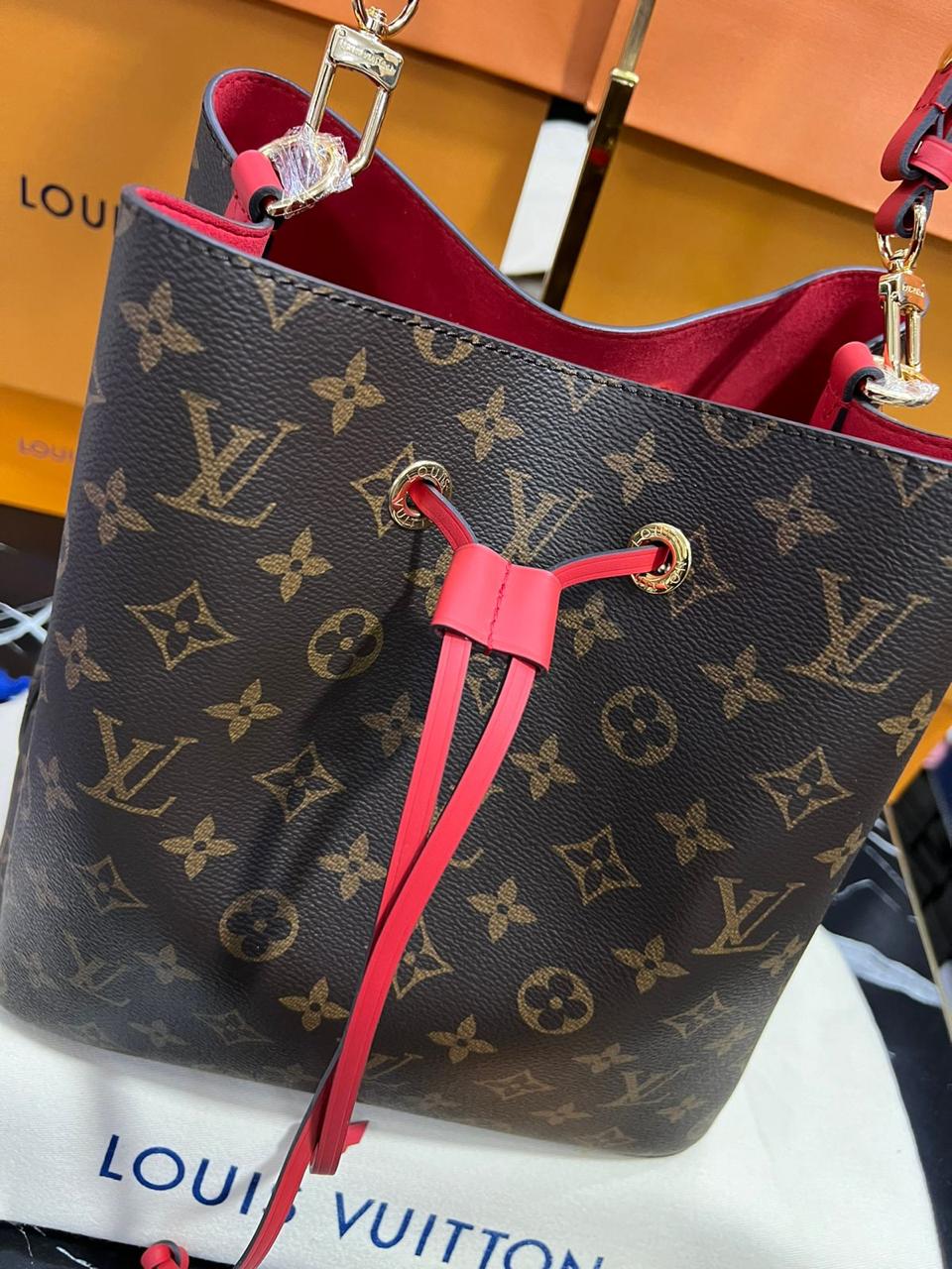 Louis Vuitton piel color negro con rojo