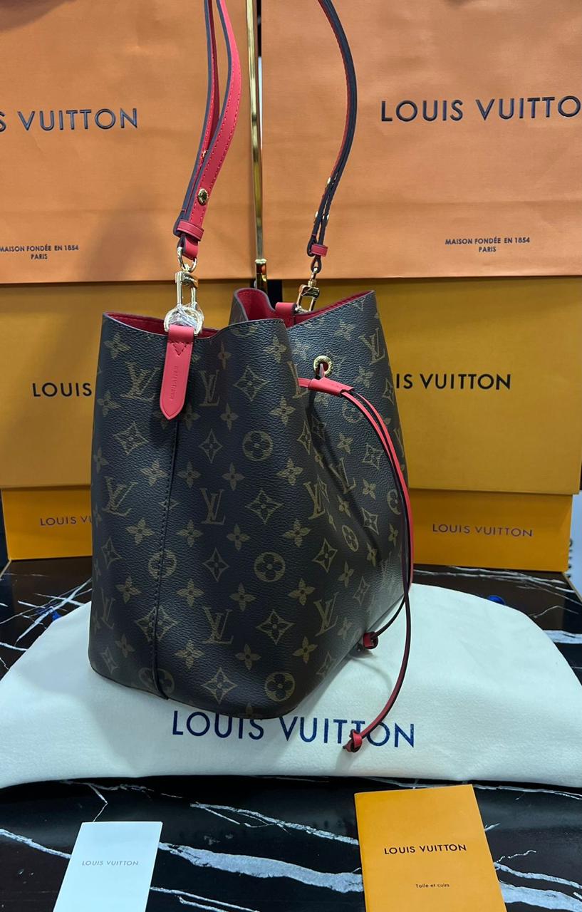 Louis Vuitton piel color negro con rojo