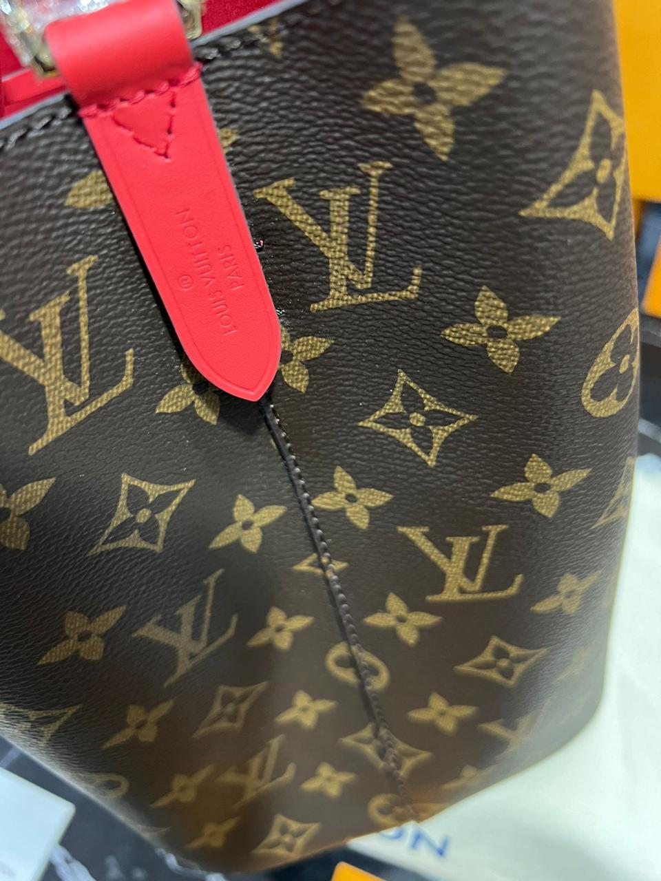 Louis Vuitton piel color negro con rojo