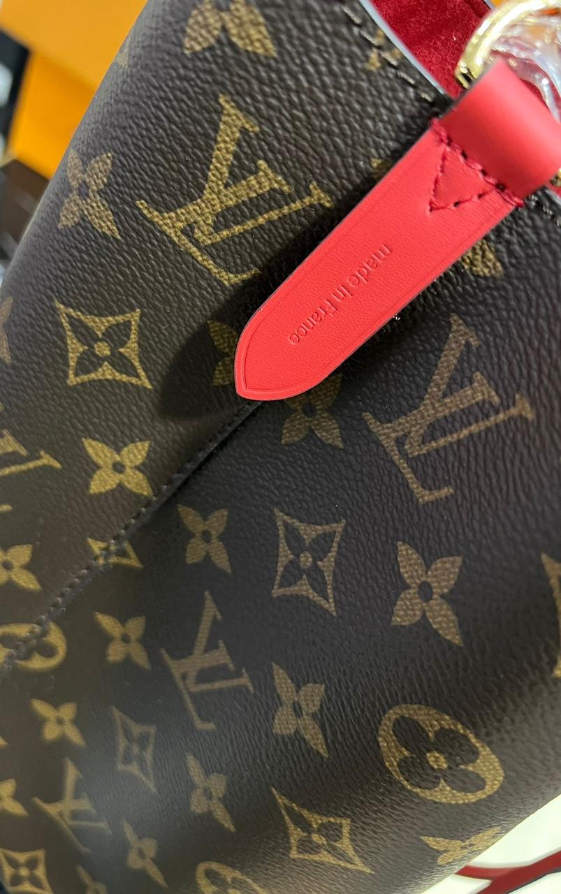 Louis Vuitton piel color negro con rojo