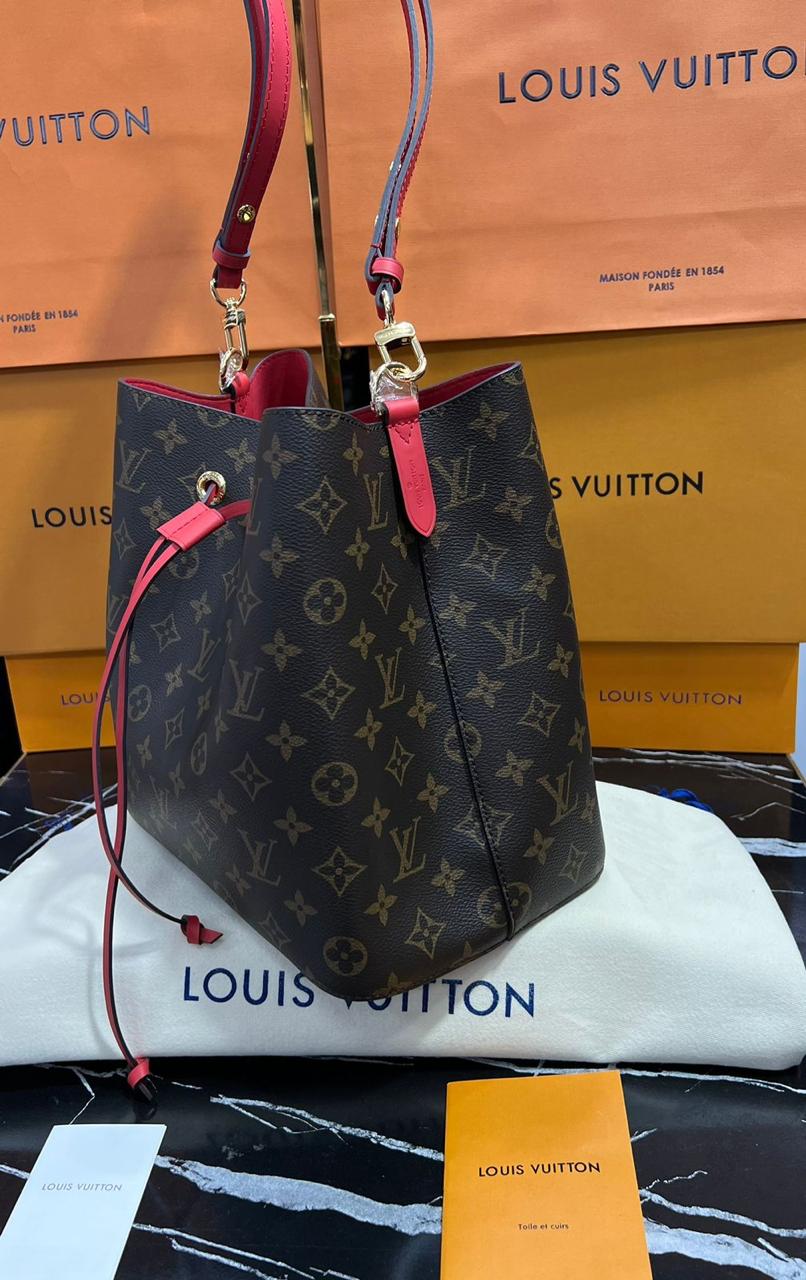 Louis Vuitton piel color negro con rojo