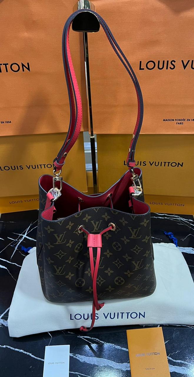 Louis Vuitton piel color negro con rojo