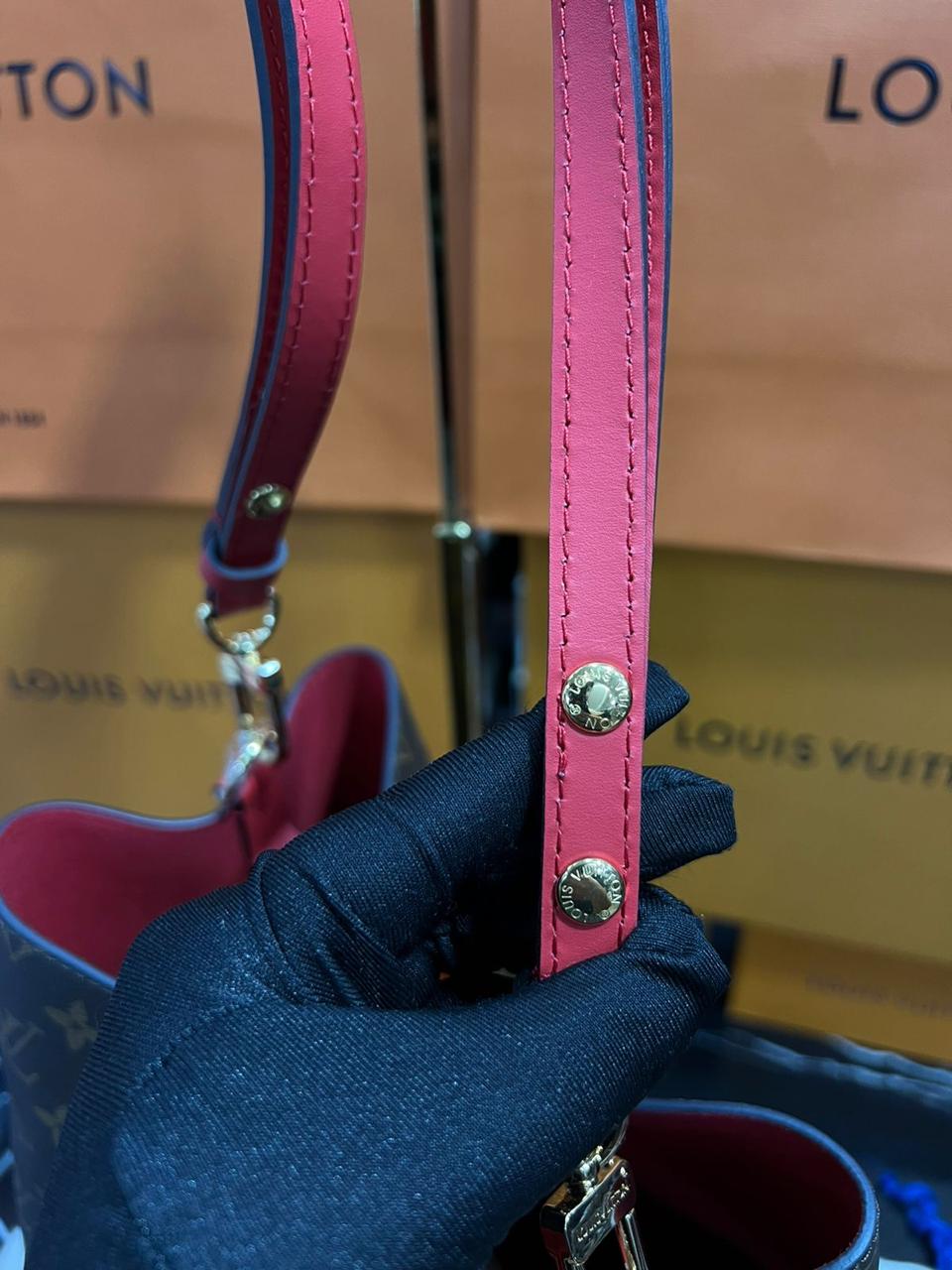 Louis Vuitton piel color negro con rojo