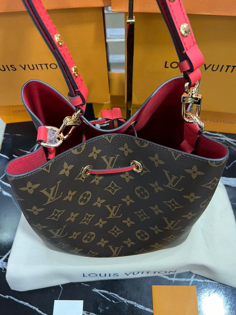 Louis Vuitton piel color negro con rojo