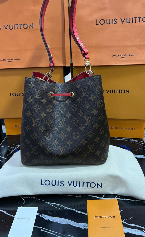 Louis Vuitton piel color negro con rojo