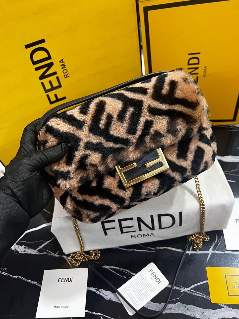 Fendi de piel y lana