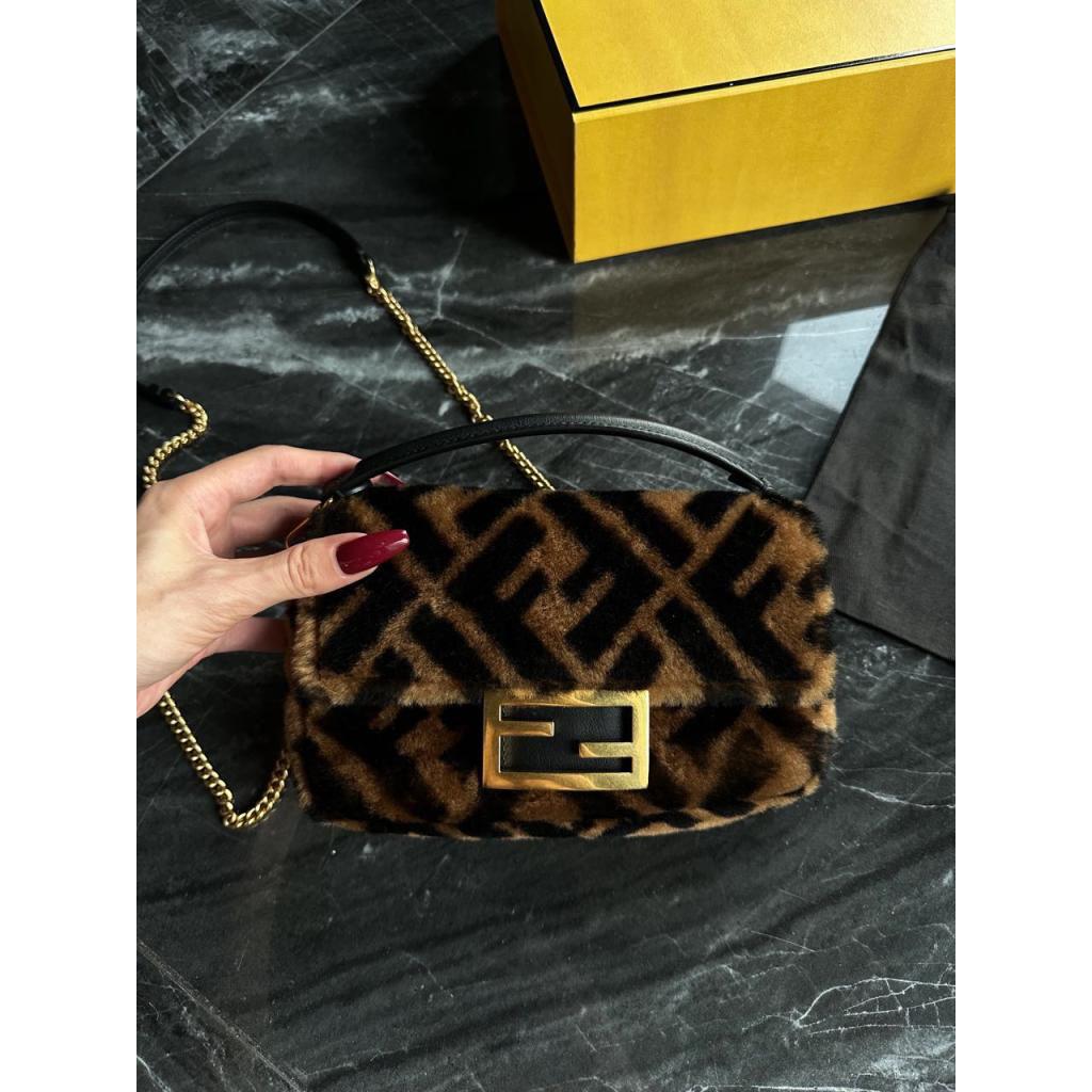 Fendi de piel y lana