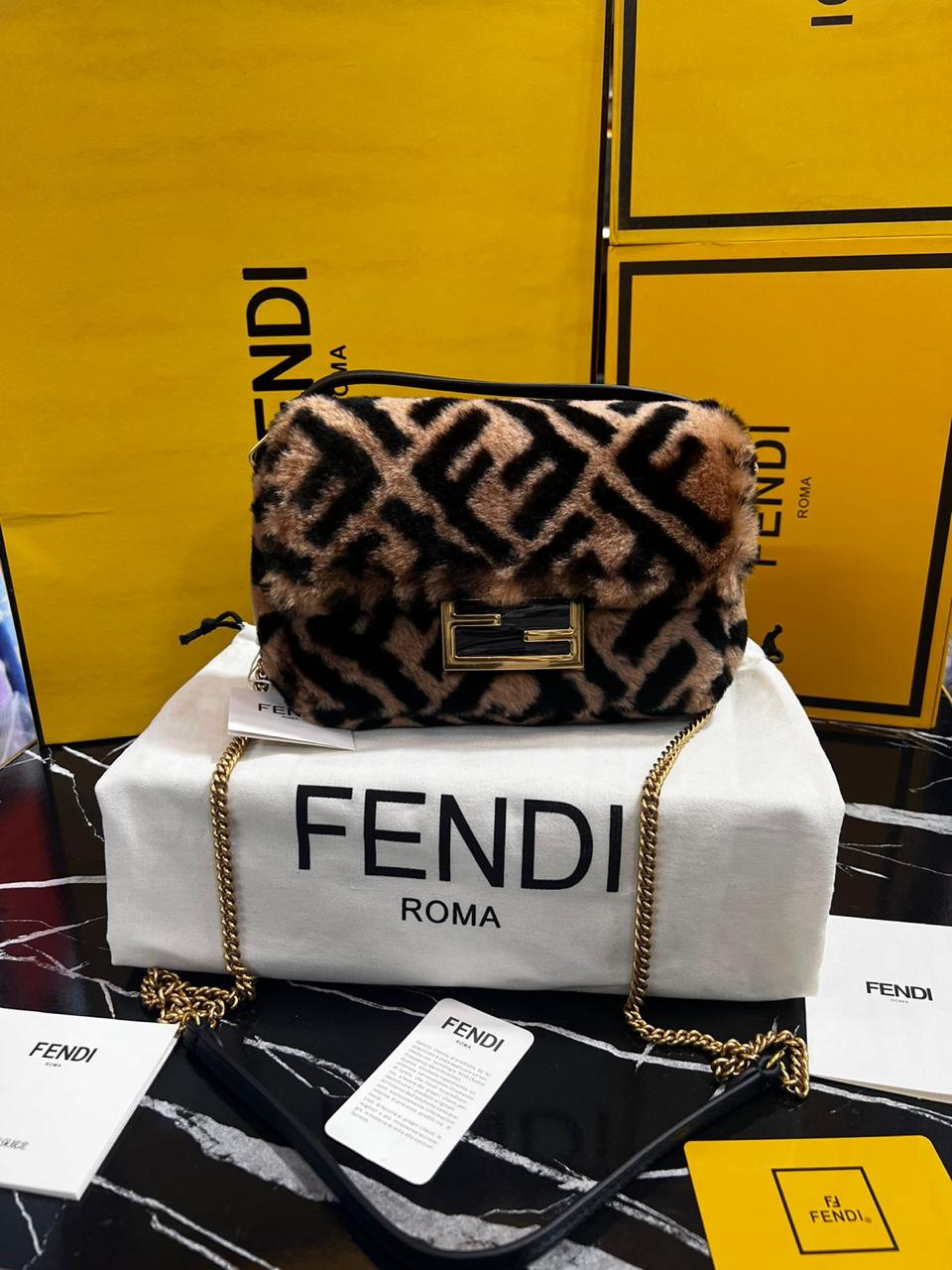 Fendi de piel y lana