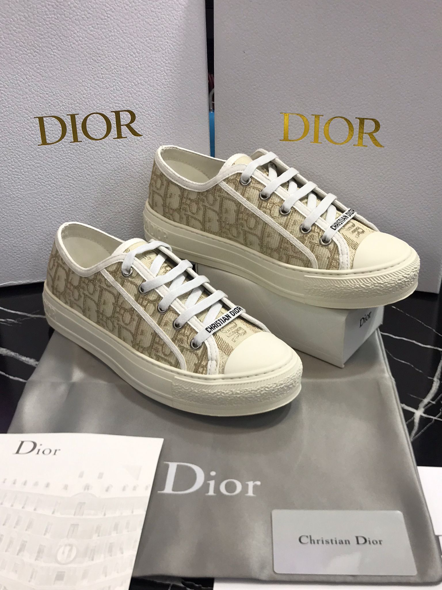 Christian Dior Tenis color crema