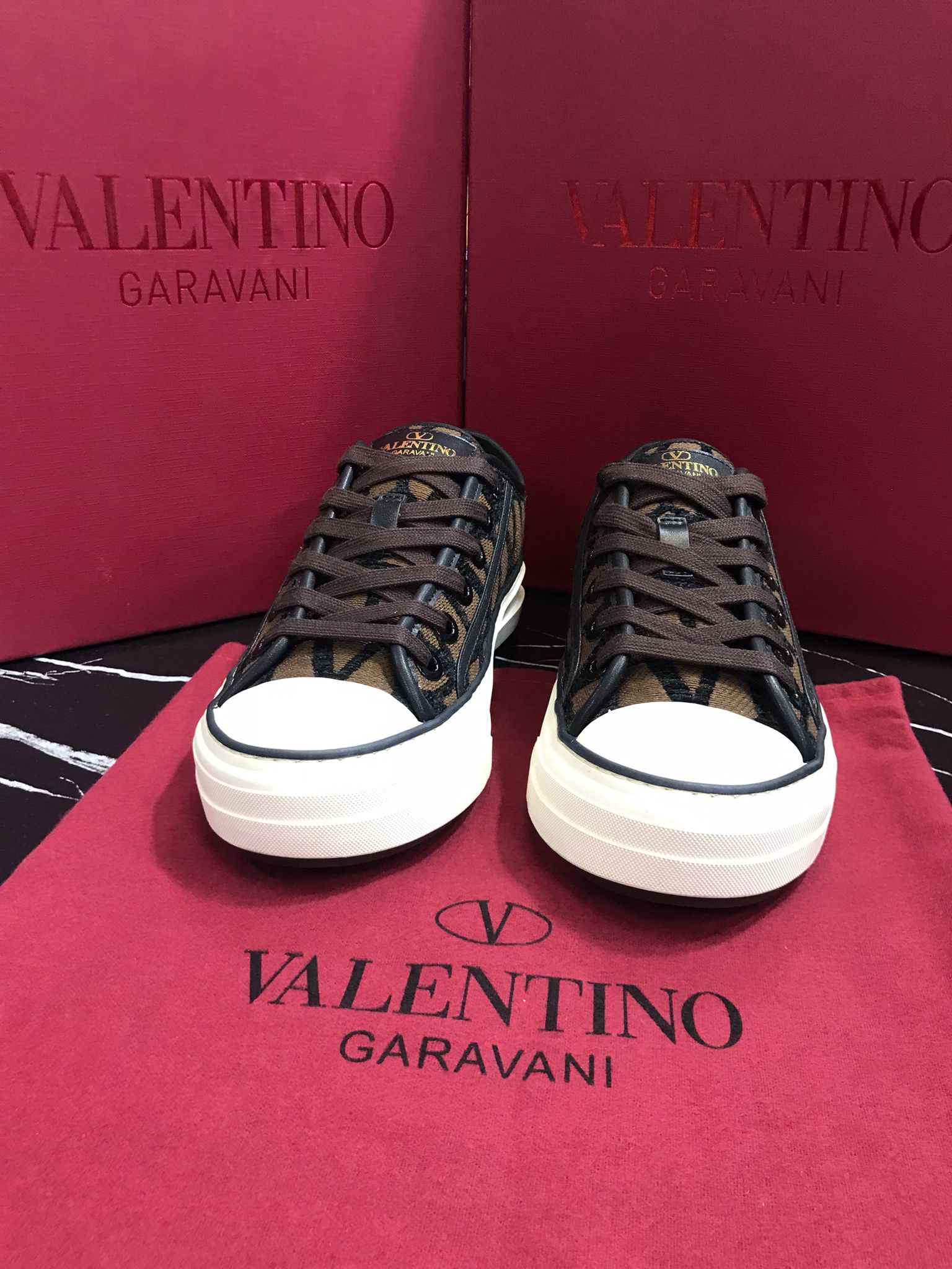 Valentino cafes oscuros