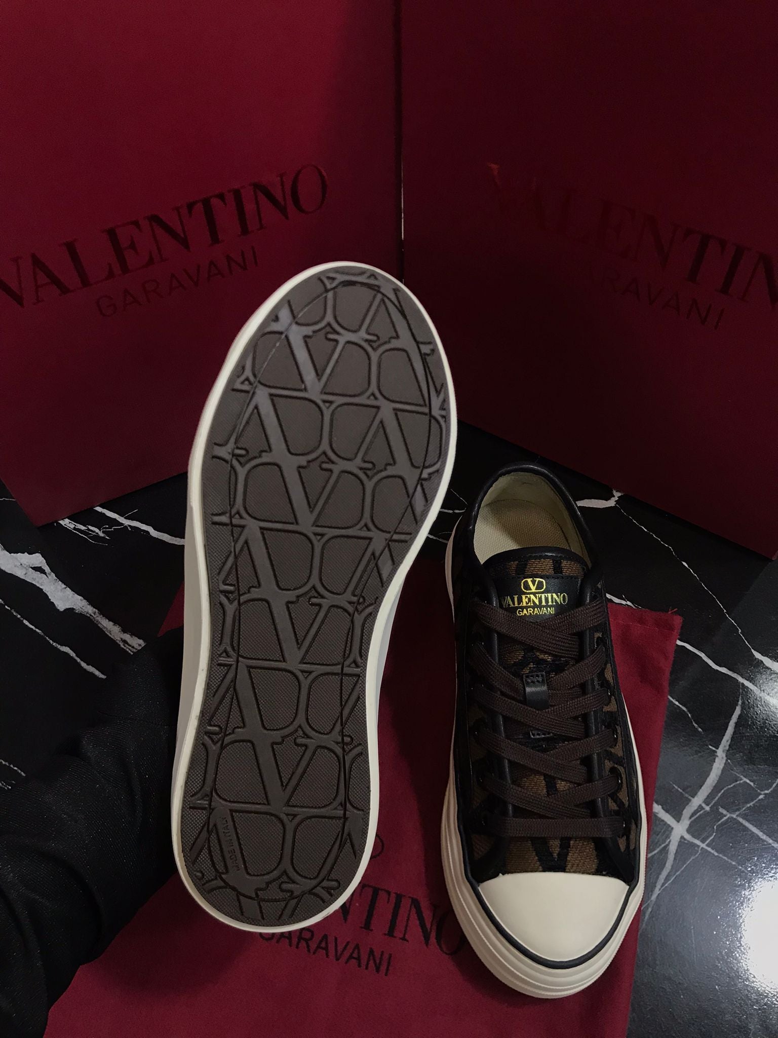 Valentino cafes oscuros