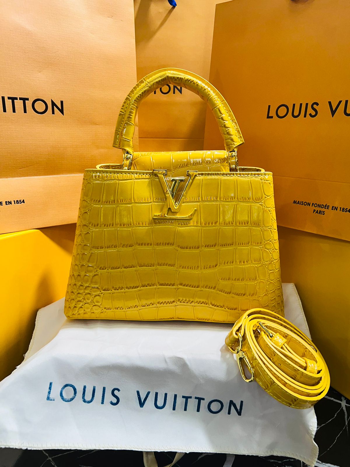 Louis Vuitton Capucine Edición Especial Amarillo Piel