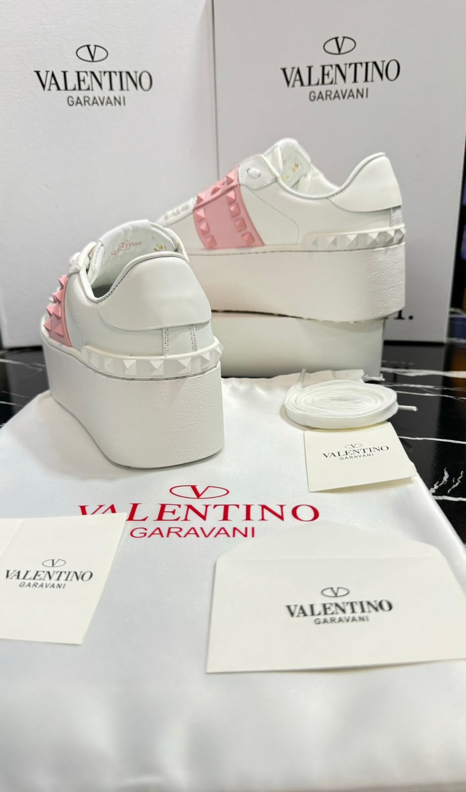 Valentino zapatos blacos con rosa