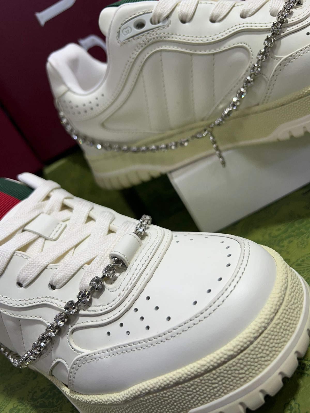 Gucci Tenis blancos con cadena