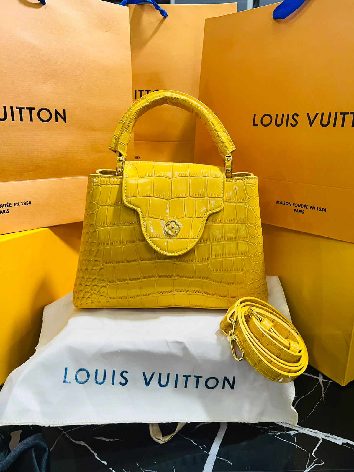 Louis Vuitton Capucine Edición Especial Amarillo Piel