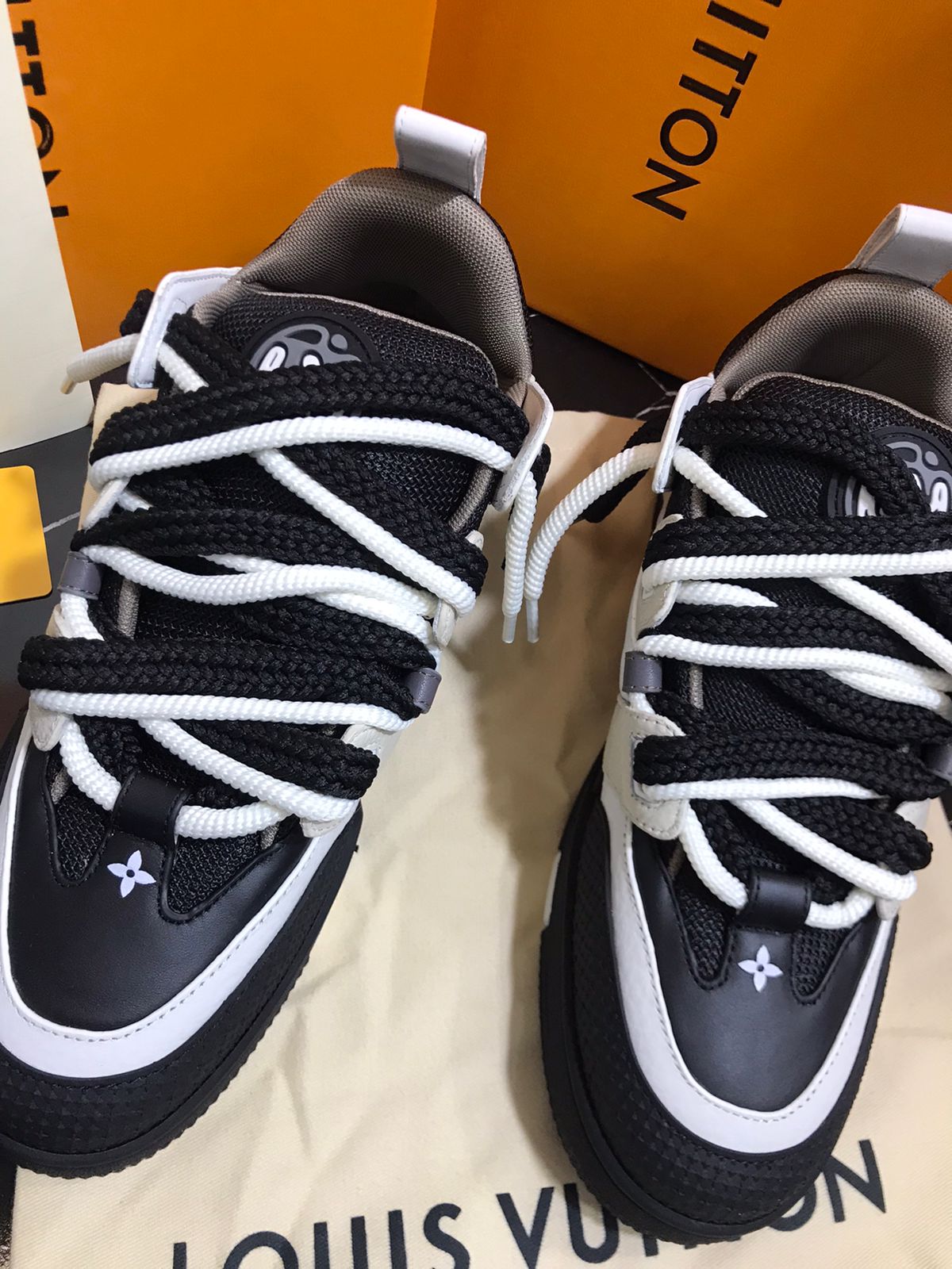 Louis Vuitton tenis color negros Caballero